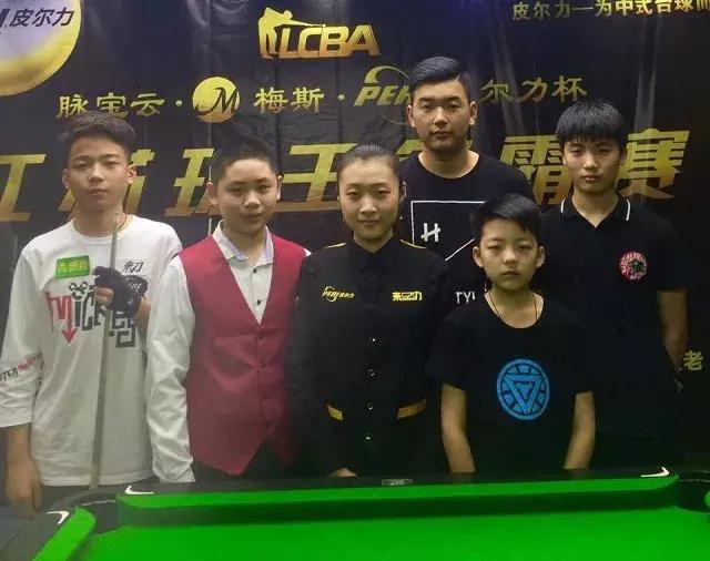 並重點圍繞 並重點圍繞