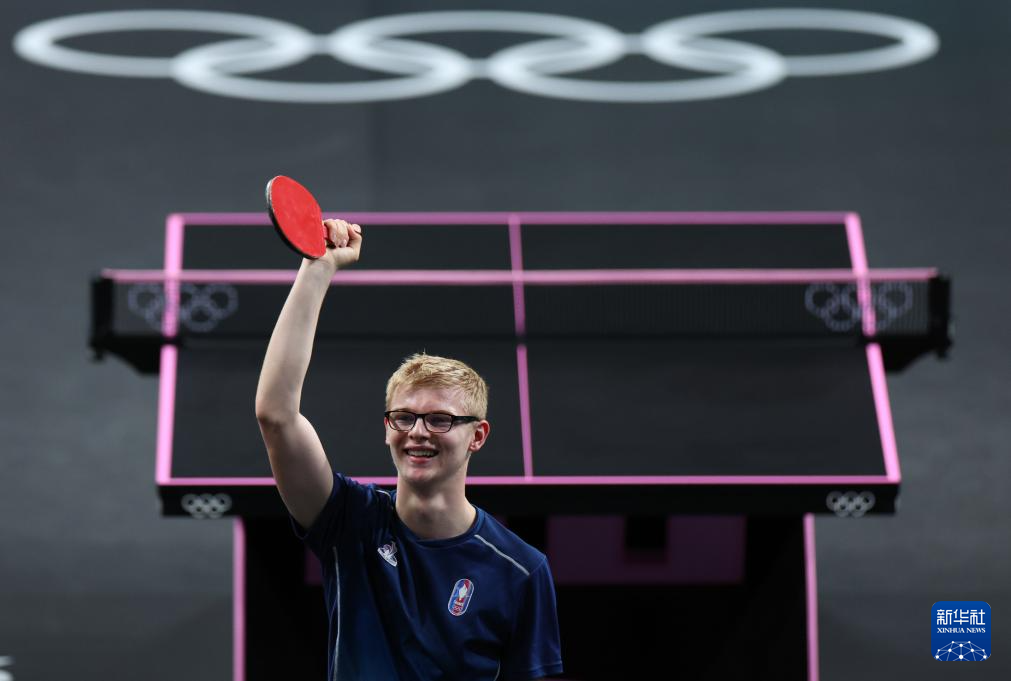 在笑谈背后 在笑谈背后